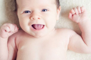 ¿Por qué cambia el tono de piel del bebé recién nacido?