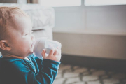 Esta es la razón por la que tu hijo siempre piden un vaso de agua antes de dormir