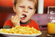 ¿Por qué debes debes evitar las papas fritas en la dieta de tu hijo?