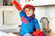 Mejora la concentración de tu hijo al hacer la tarea ¡disfrazándolo de superhéroe!
