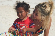 Modelo genera controversia racista por una foto con un niño en Cancún