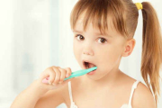 ¿Cuándo debe comenzar a utilizar hilo dental mi hijo?