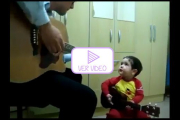 Bebé cantando junto a su papá enternece las redes sociales