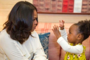 El asombro de una niña ante la foto de Michelle Obama logra inolvidable encuentro