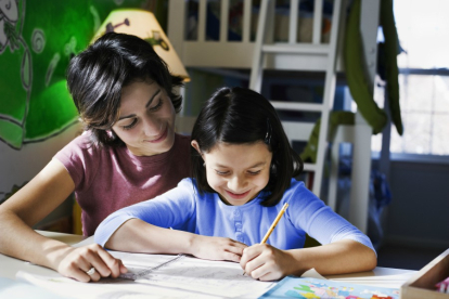 Lo que sí y no debes hacer cuando ayudas a tu hijo en su tarea