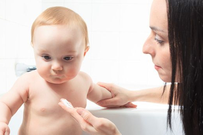 ¿Se puede aplicar repelente de mosquitos a bebés?