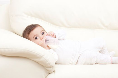 ¿Por qué no hay que dormir en el sofá con el bebé?