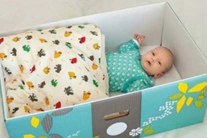 Bebés de Finlandia duermen en cajas de cartón