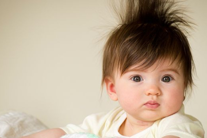 ¿Por qué cambia el color de cabello del bebé?