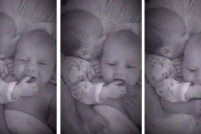 ¡La ternura con que un bebé ayuda a su gemelo es increíble!