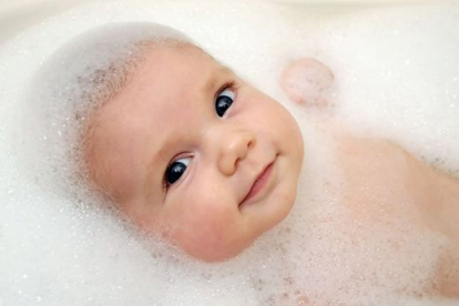 ¿Cuál es la mejor hora del día para bañar al bebé?