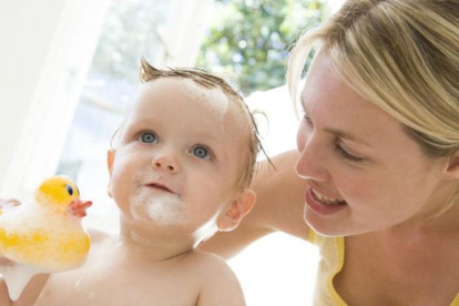 Beneficios de jugar con tu bebé al bañarlo