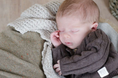 3 posturas para dormir al bebé
