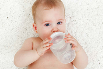 Salud en el séptimo mes: ¿Es malo darle biberón al bebé si está acostado?