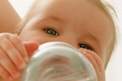 ¿Por qué los bebés no toman agua?