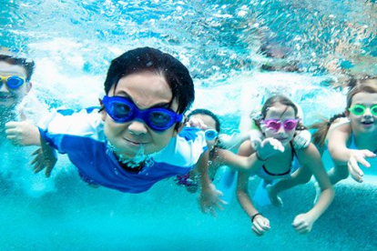 3 tips para prevenir la otitis del nadador en los niños