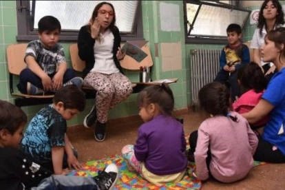 Grupo de psicólogas leen cuentos a niños que esperan consulta