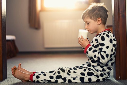 Por qué la leche entera es la mejor para los niños