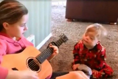 Pequeña cantándole a su hermanito con Síndrome Down enternece las redes sociales