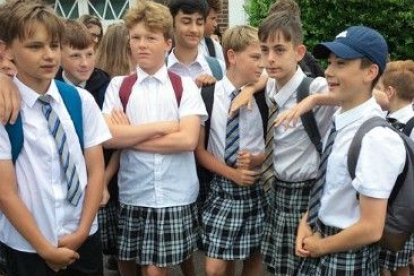Niños protestan en falda contra la política de ?no shorts? en su escuela
