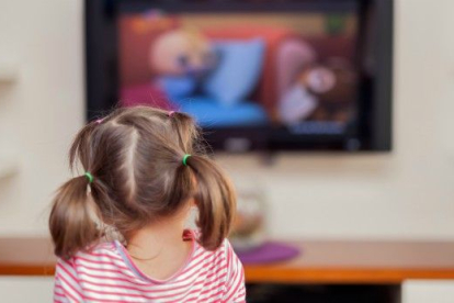 Niños entre cuatro y 12 años pasan casi mil horas al año delante de pantallas