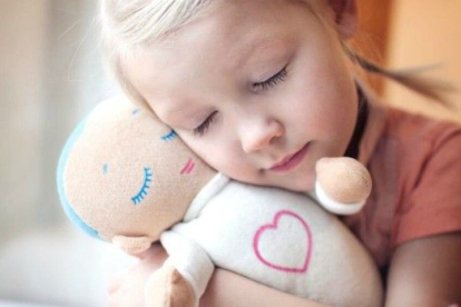 Crean muñeca que ayuda a los niños a dormir mejor