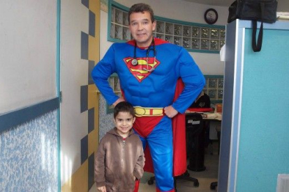 Médico mexicano atiende pequeños con cáncer ¡vestido de superhéroe!