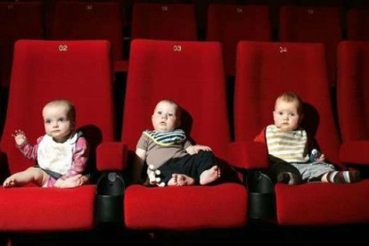 Expertos revelan por qué no es buena idea llevar a niños menores de 3 años al cine