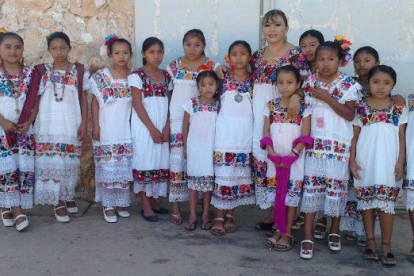 Escuela en Yucatán usan trajes típicos en lugar de uniforme
