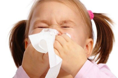 ¿Cómo puedo ayudar a mi hijo a sentirse mejor cuando tiene gripa?