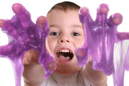Beneficios de que los niños jueguen con un ?slime?