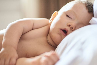 ¿A qué edad puede un bebé usar almohada?