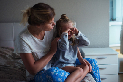 Una experta revela por qué tu bebé te despierta a la mitad de la noche