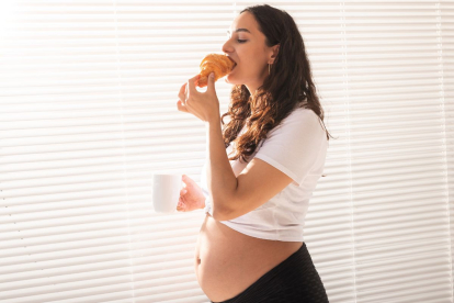 Recuerda que es normal experimentar antojos durante el embarazo, pero es importante hacerlo de manera consciente y equilibrada.