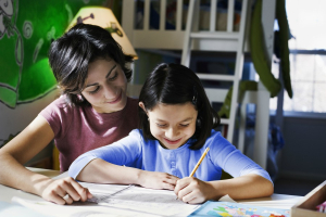 Lo que sí y no debes hacer cuando ayudas a tu hijo en su tarea