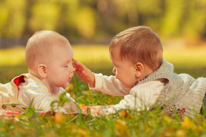 Los bebés hacen amigos antes de hablar