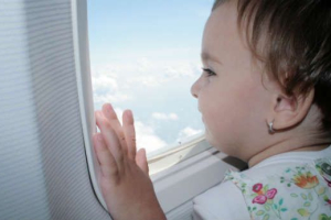 7 tips para viajar en avión con un bebé
