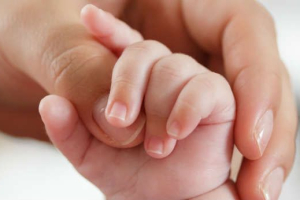 5 tips para cortarle las uñas al bebé