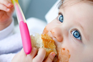 4 alimentos que no debería comer un bebé