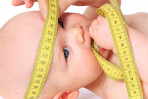 ¿Por qué le miden la cabeza al bebé?