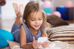 5 recomendaciones de expertos sobre el uso de celulares y tabletas en niños