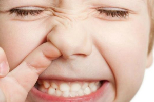 Reconocido neumólogo afirma que comerse los mocos es bueno para la salud infantil