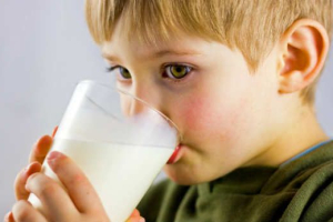 Niños que toman leches vegetales crecen menos