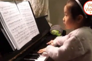 Niña de 3 años conmociona las redes ¡tocando el piano!