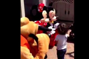 Minnie Mouse sorprende a niño sordomudo