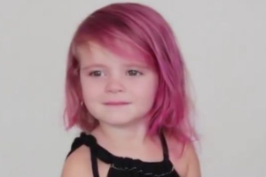 Una pequeña quería su cabello rosa y su mamá cumple su deseo ¡desatando toda una polémica!