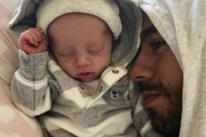 Enrique Iglesias derrite con foto junto a uno de sus bebés