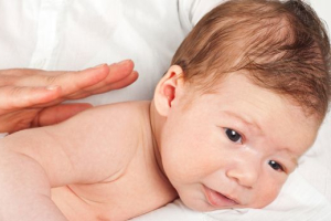 4 pasos para ayudarle al bebé a expulsar los gases