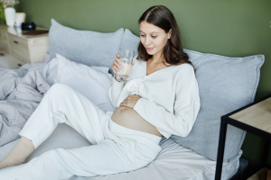 Los beneficios de tomar agua mineral en el embarazo