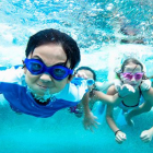 3 tips para prevenir la otitis del nadador en los niños